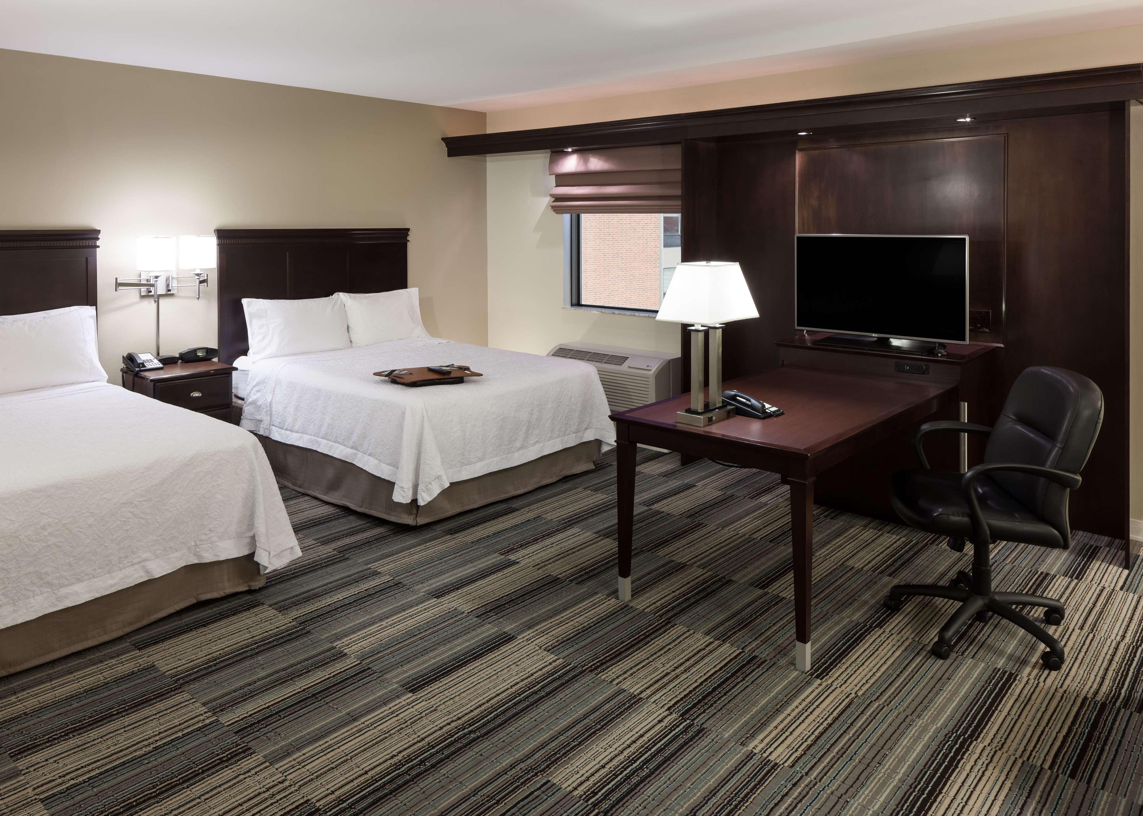Hampton Inn & Suites Omaha-Downtown Экстерьер фото