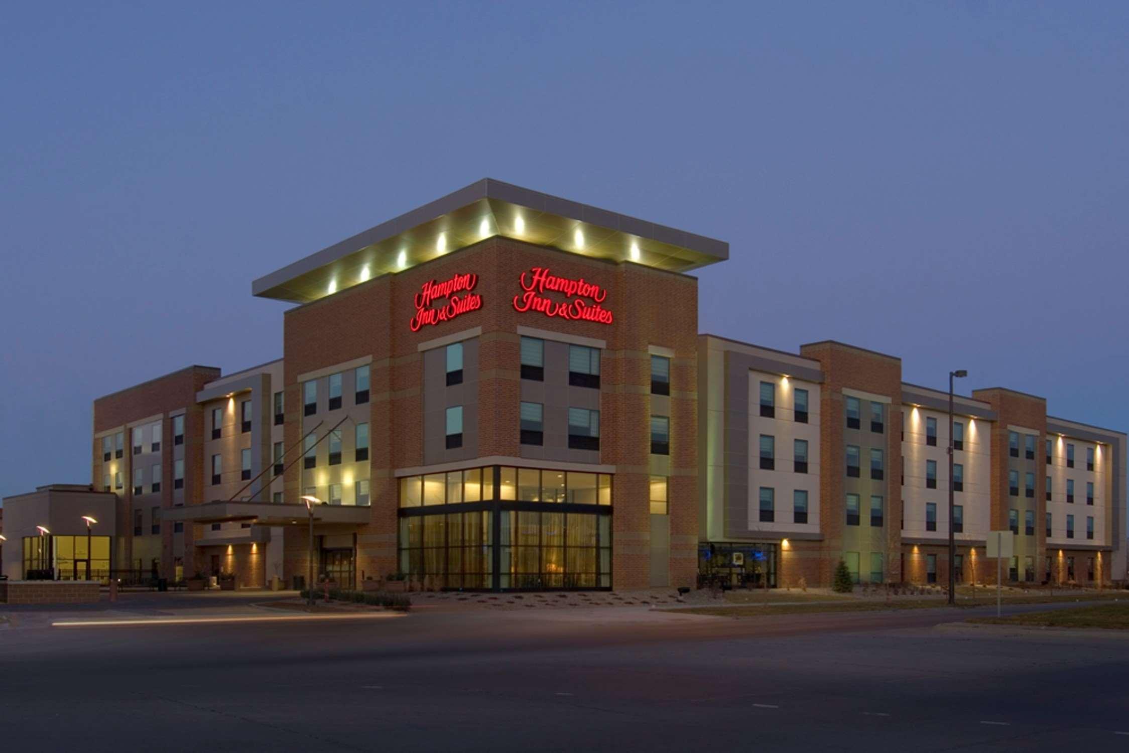 Hampton Inn & Suites Omaha-Downtown Экстерьер фото