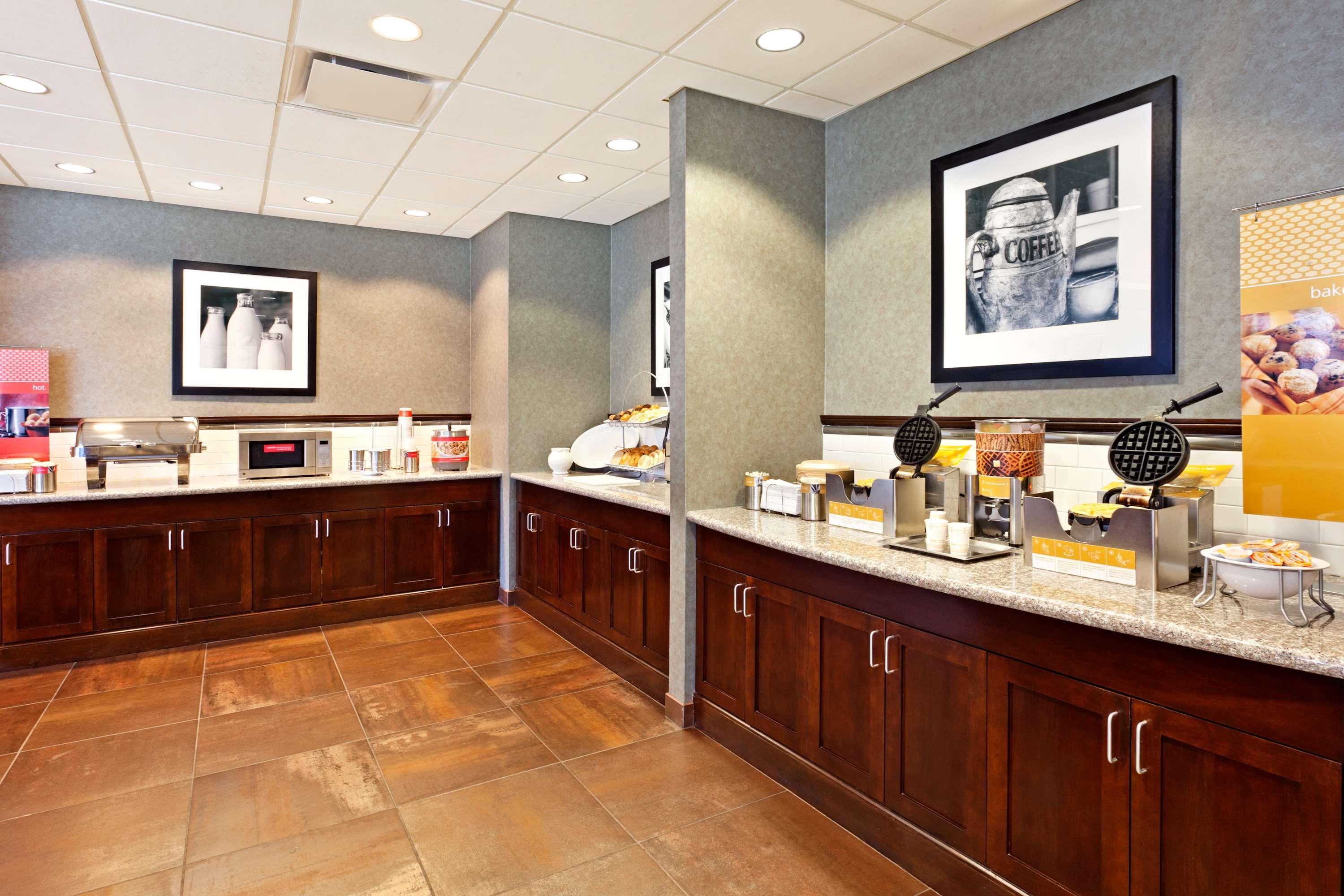 Hampton Inn & Suites Omaha-Downtown Экстерьер фото