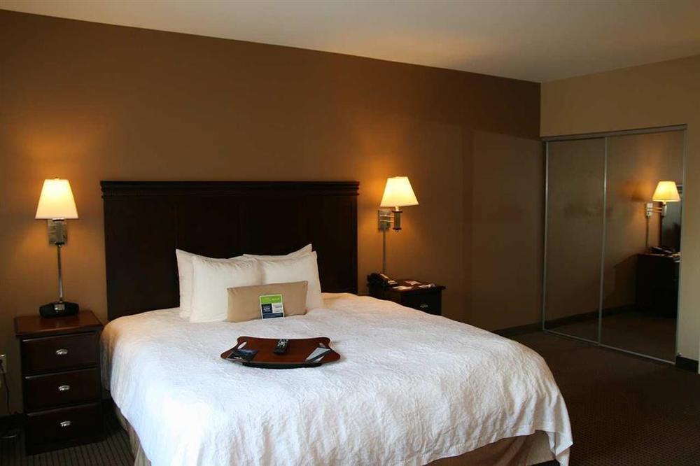 Hampton Inn & Suites Omaha-Downtown Номер фото
