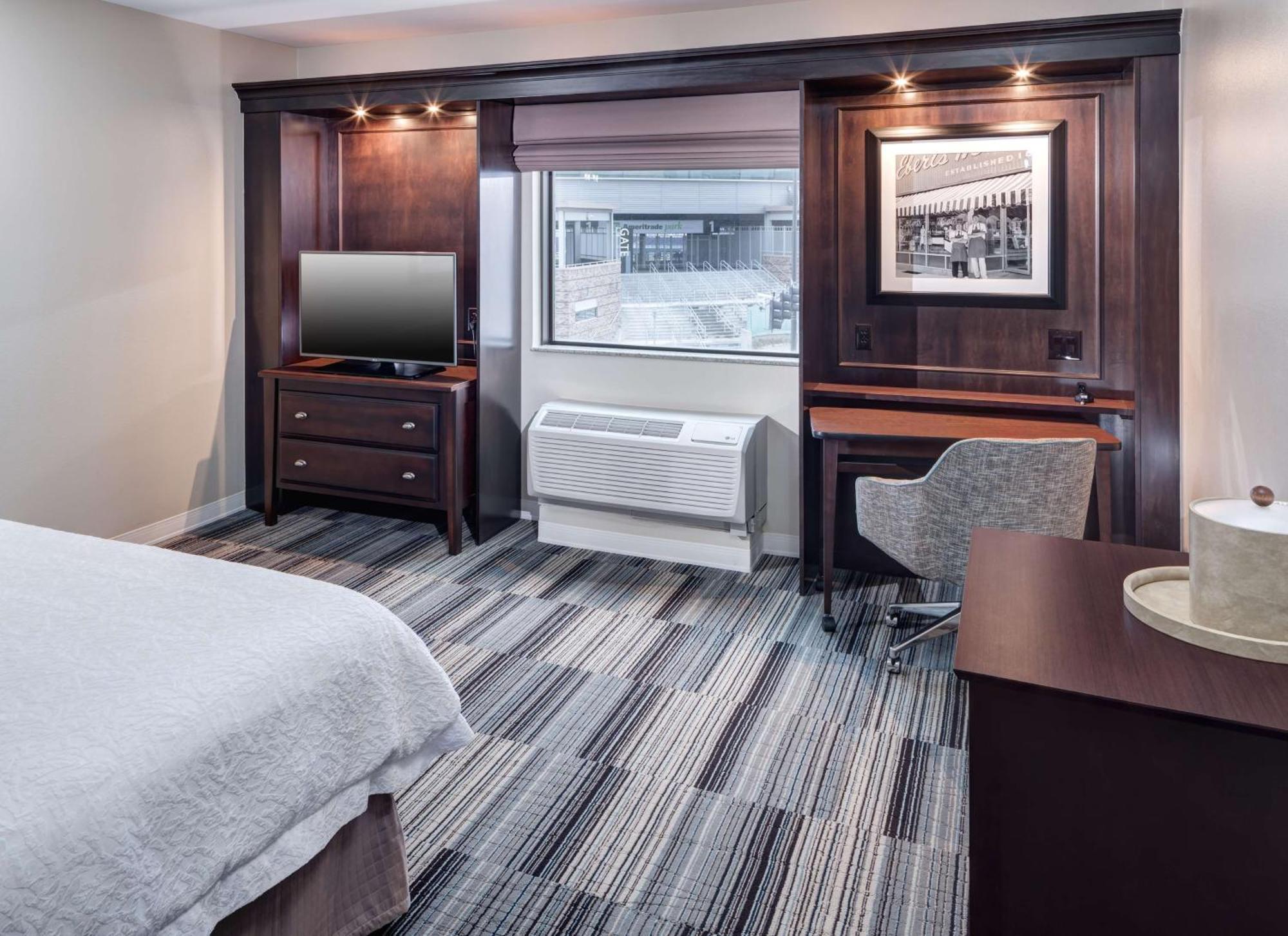 Hampton Inn & Suites Omaha-Downtown Экстерьер фото
